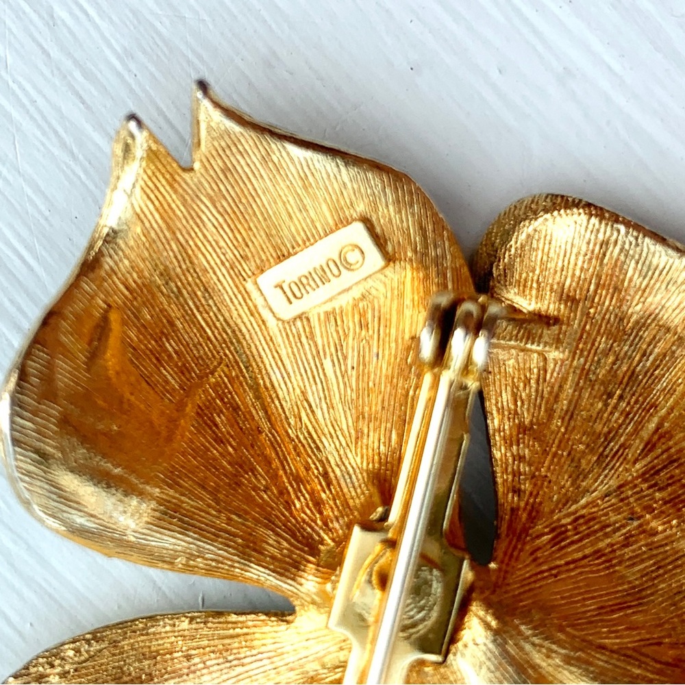 Vintage Torino black enamel golden leaf brooch pin signed - Picture 11 of 16